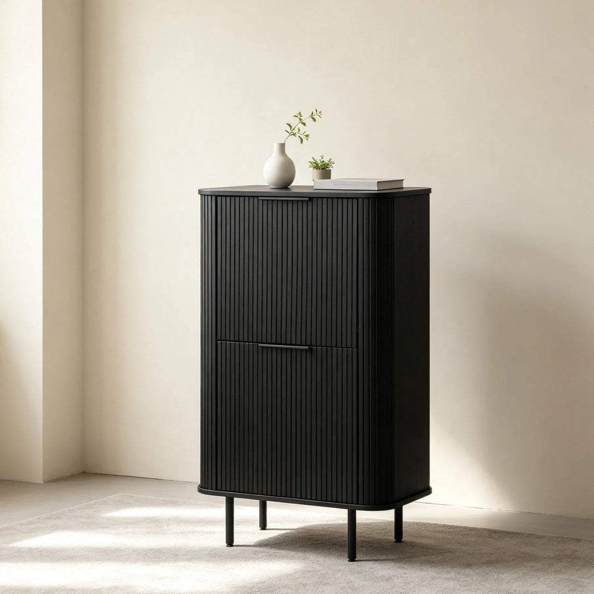 Hoge kast met lamellen en 2 deuren 140 cm – foto 7 – Zwart