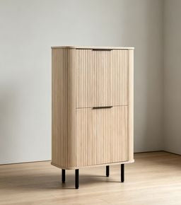 Hoge kast met lamellen en 2 deuren 140 cm – foto 1 – Licht eiken