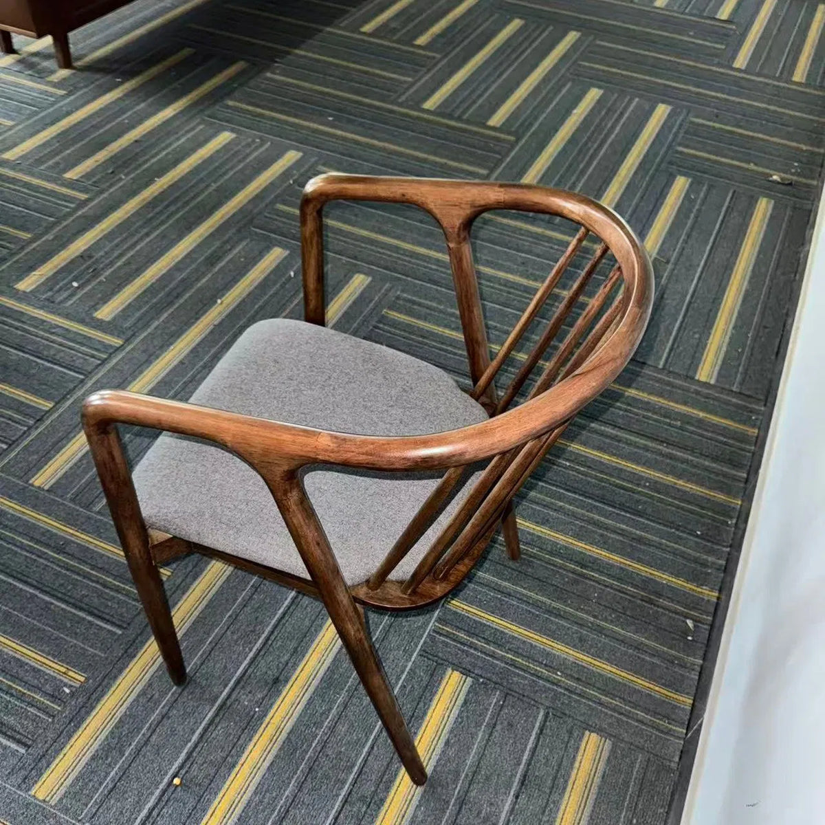 Armstoel spijlenrug met kussen – foto 2 – Walnoot