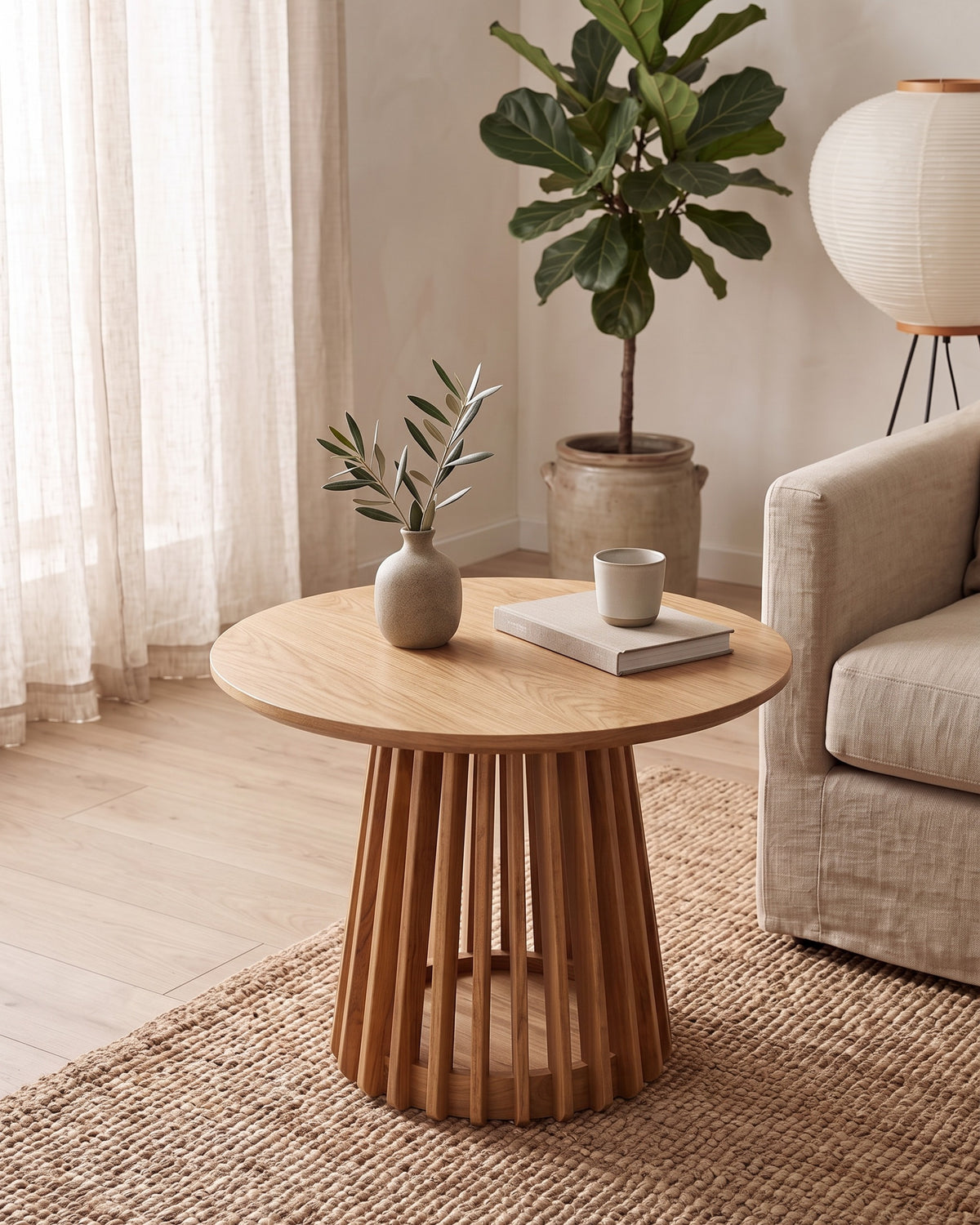 Luncera bijzettafel rond met spijlen 60 cm in licht eiken, sfeerbeeld in een lichte woonkamer