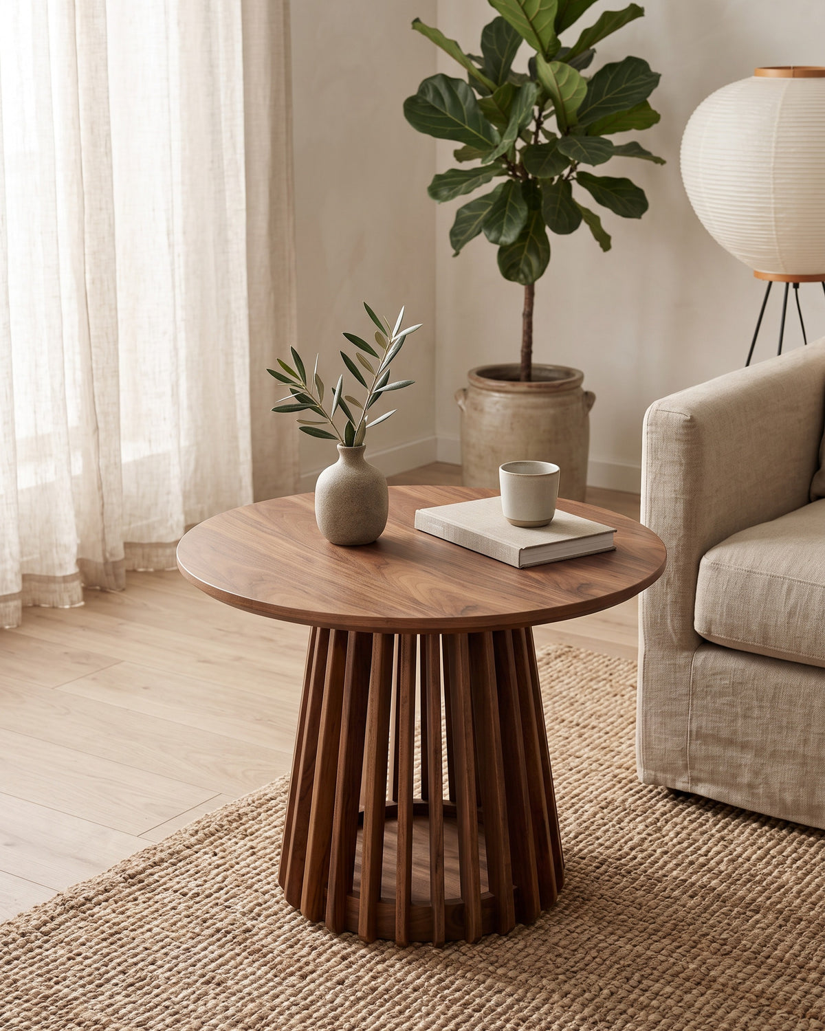Luncera bijzettafel rond met spijlen 60 cm in walnoot, sfeerbeeld in een lichte woonkamer