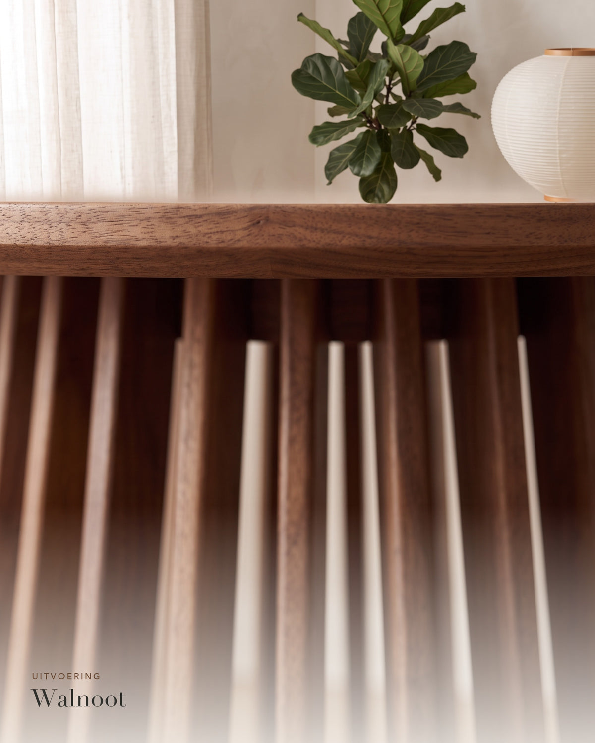Luncera bijzettafel rond met spijlen 60 cm in walnoot, close-up van het blad en de spijlen in walnoot