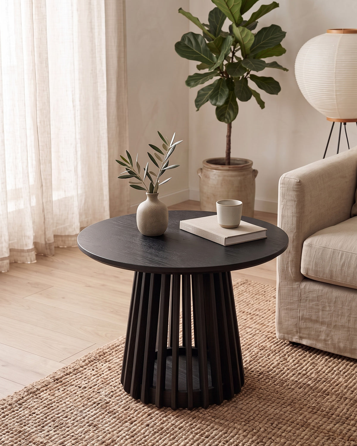 Luncera bijzettafel rond met spijlen 60 cm in zwart, sfeerbeeld in een lichte woonkamer