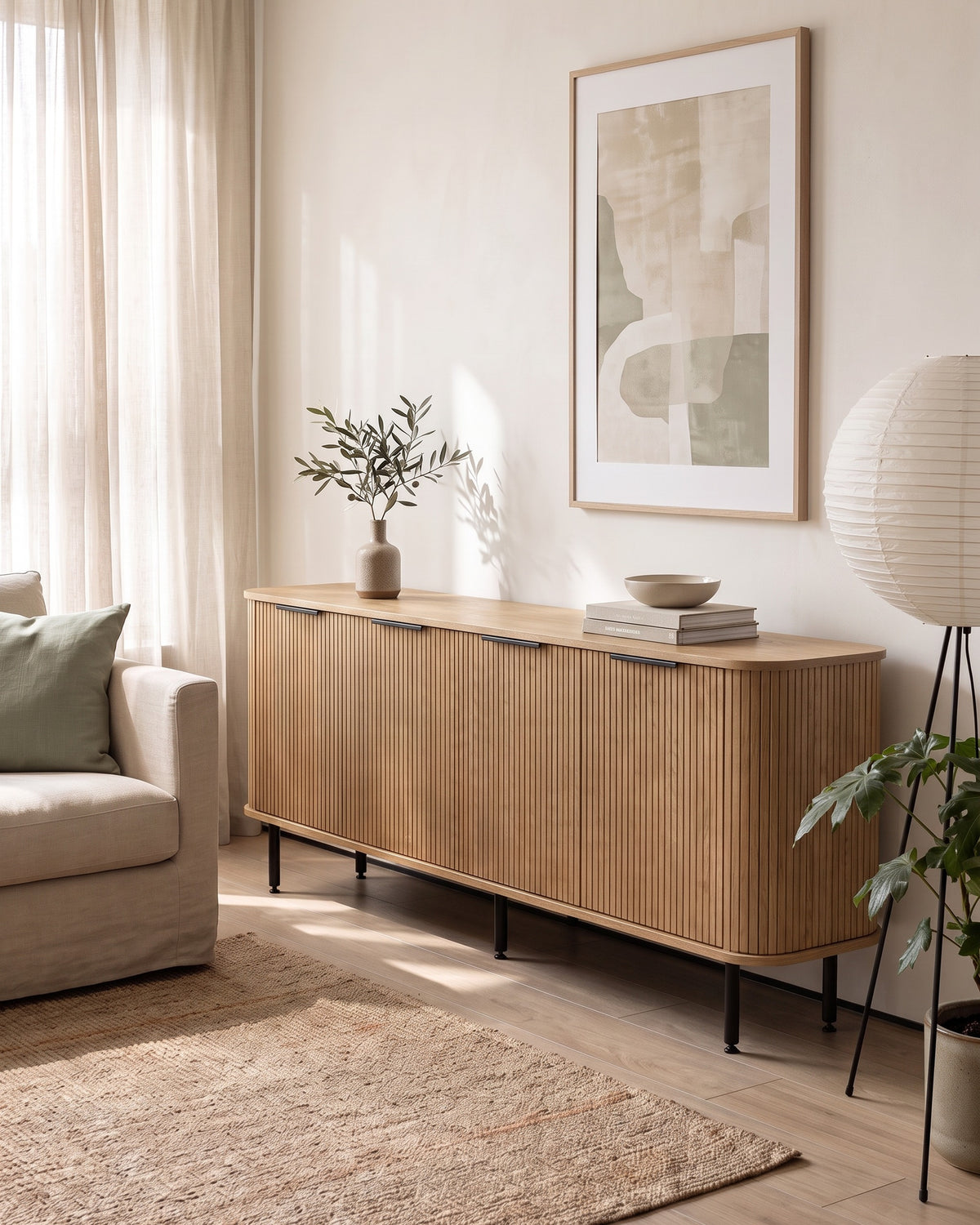 Luncera dressoir 4-deurs 210 cm in licht eiken, sfeerbeeld in een lichte woonkamer