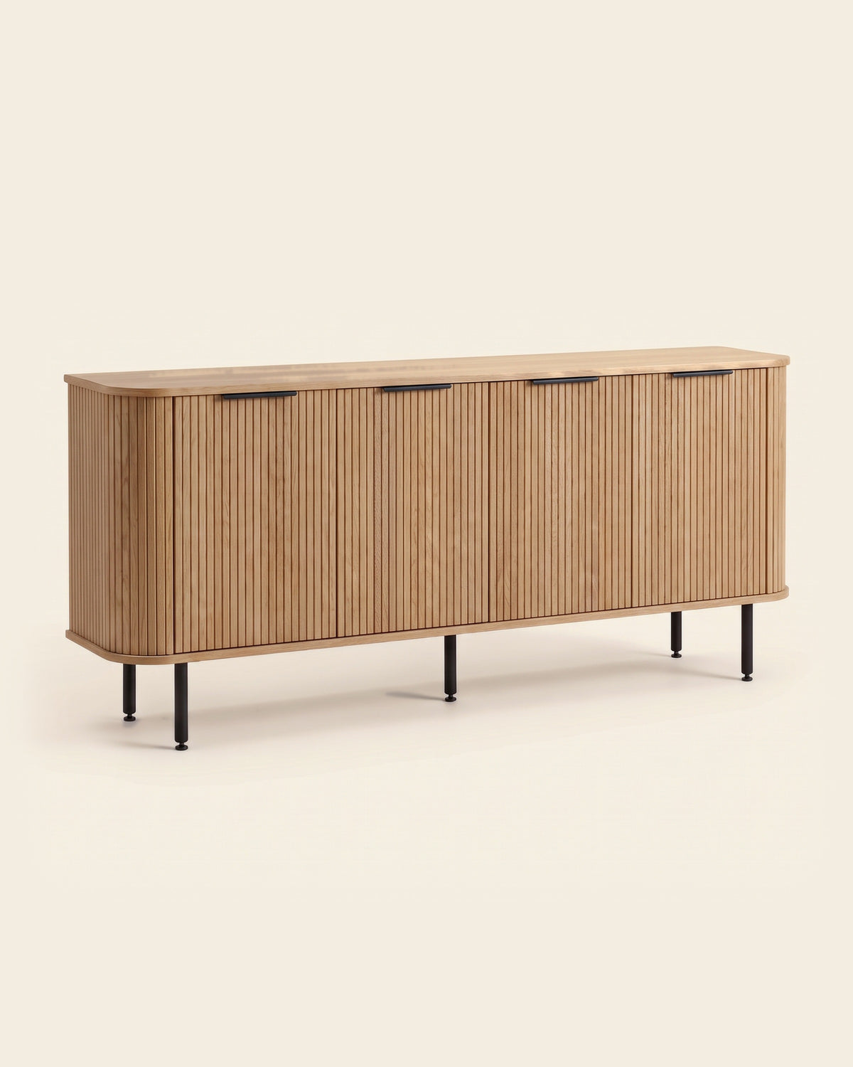 Luncera dressoir 4-deurs 210 cm in licht eiken, productfoto op crème achtergrond