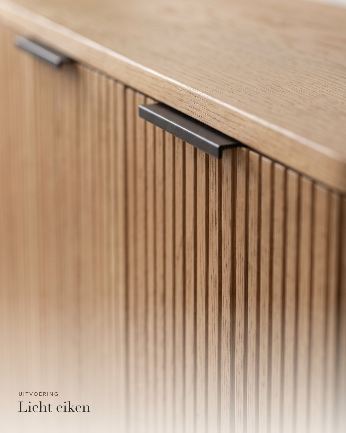 Luncera dressoir 4-deurs 210 cm in licht eiken, close-up van de ribbels en greep in licht eiken