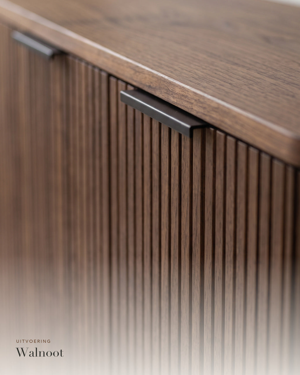 Luncera dressoir 4-deurs 210 cm in walnoot, close-up van de ribbels en greep in walnoot