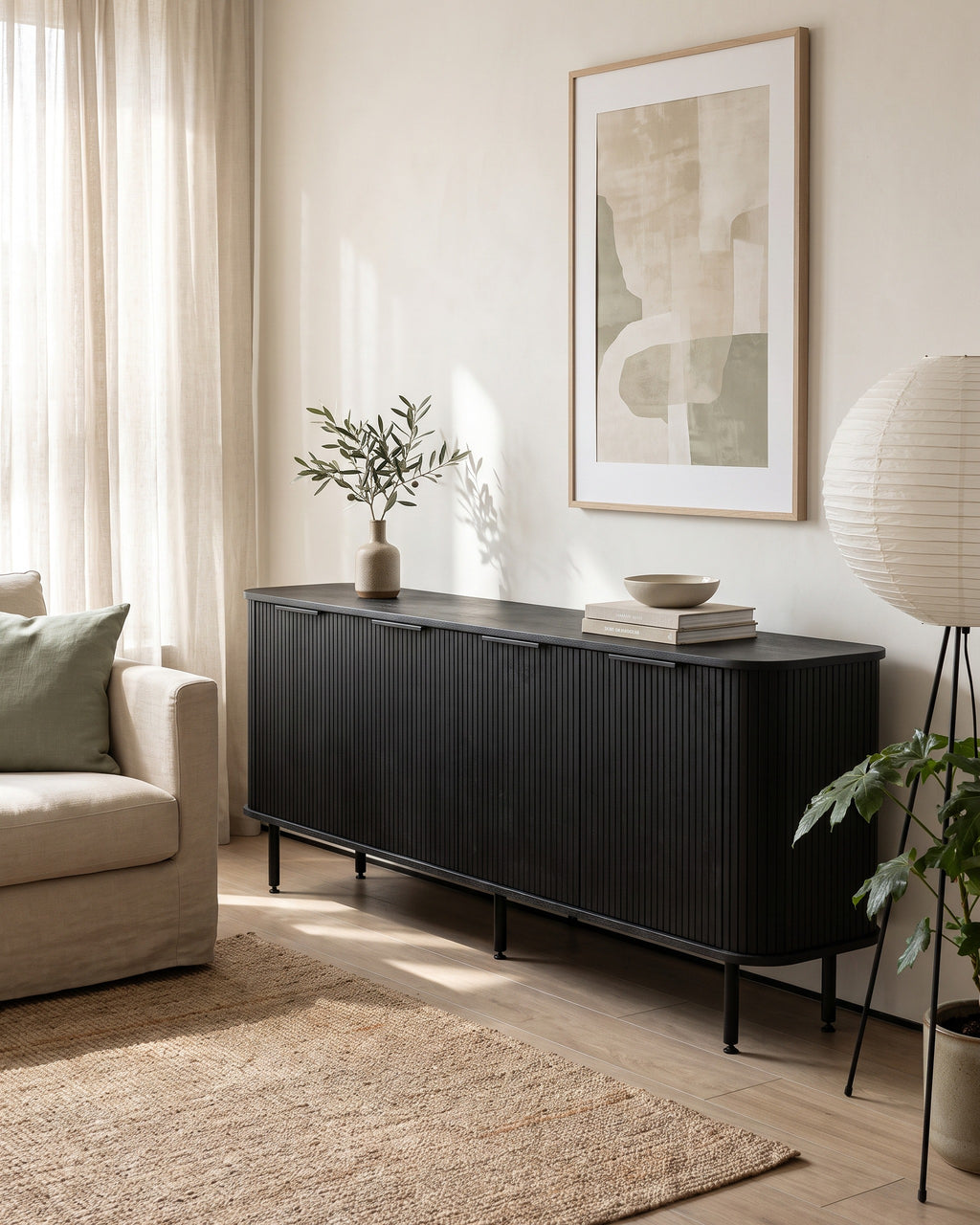 Luncera dressoir 4-deurs 210 cm in zwart, sfeerbeeld in een lichte woonkamer