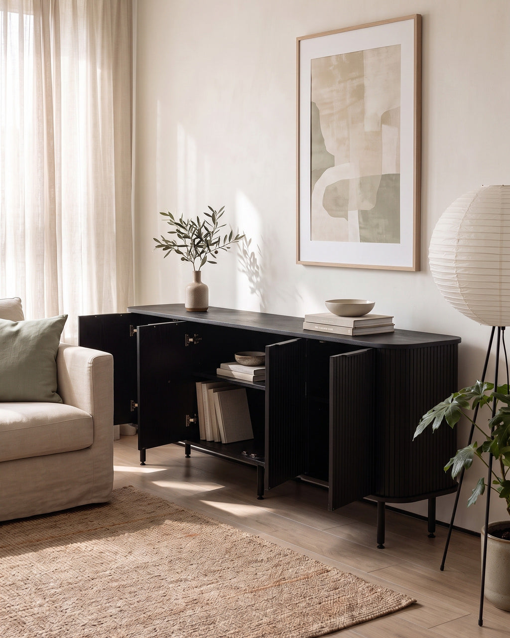 Luncera dressoir 4-deurs 210 cm in zwart, in gebruik in het interieur