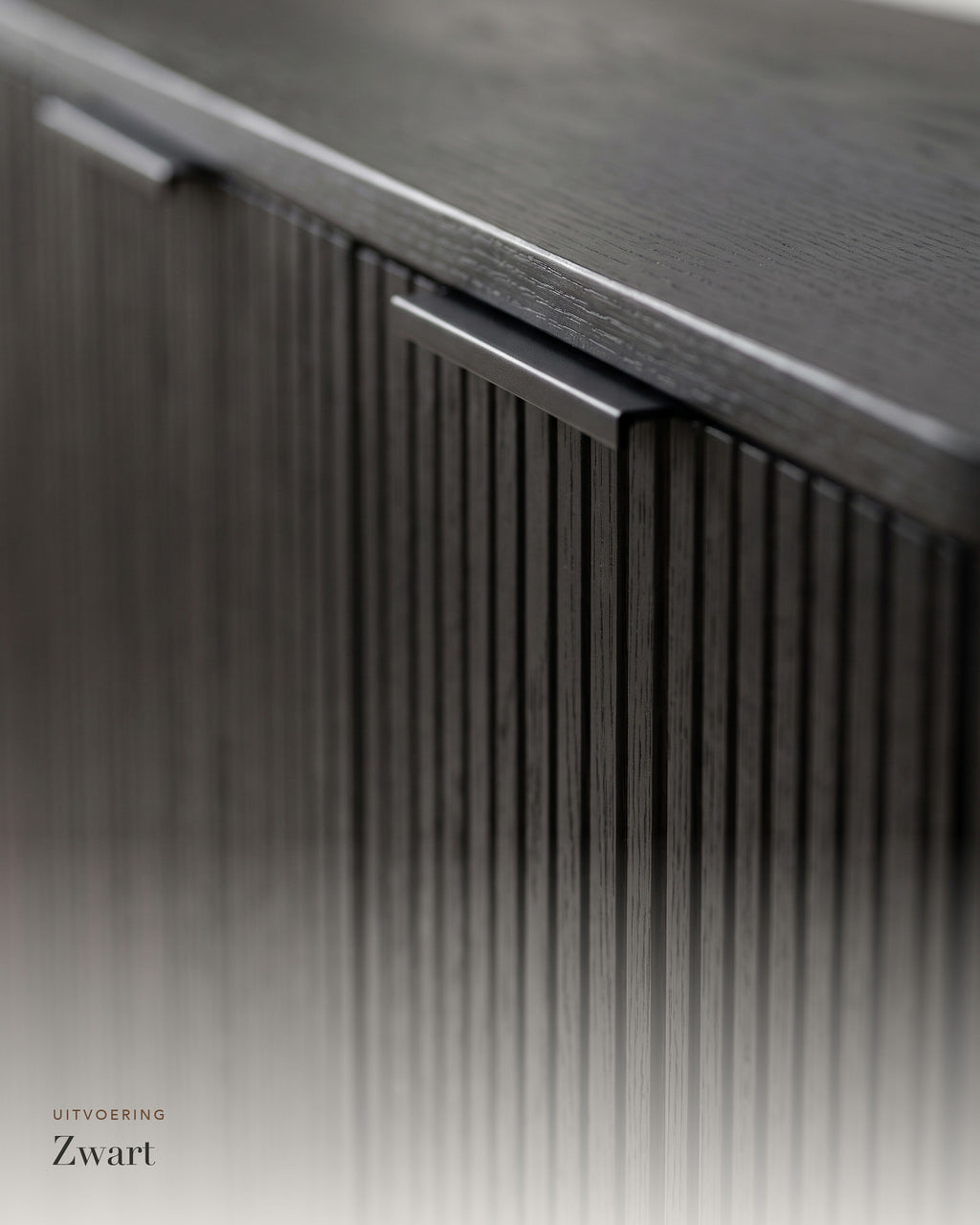 Luncera dressoir 4-deurs 210 cm in zwart, close-up van de ribbels en greep in zwart