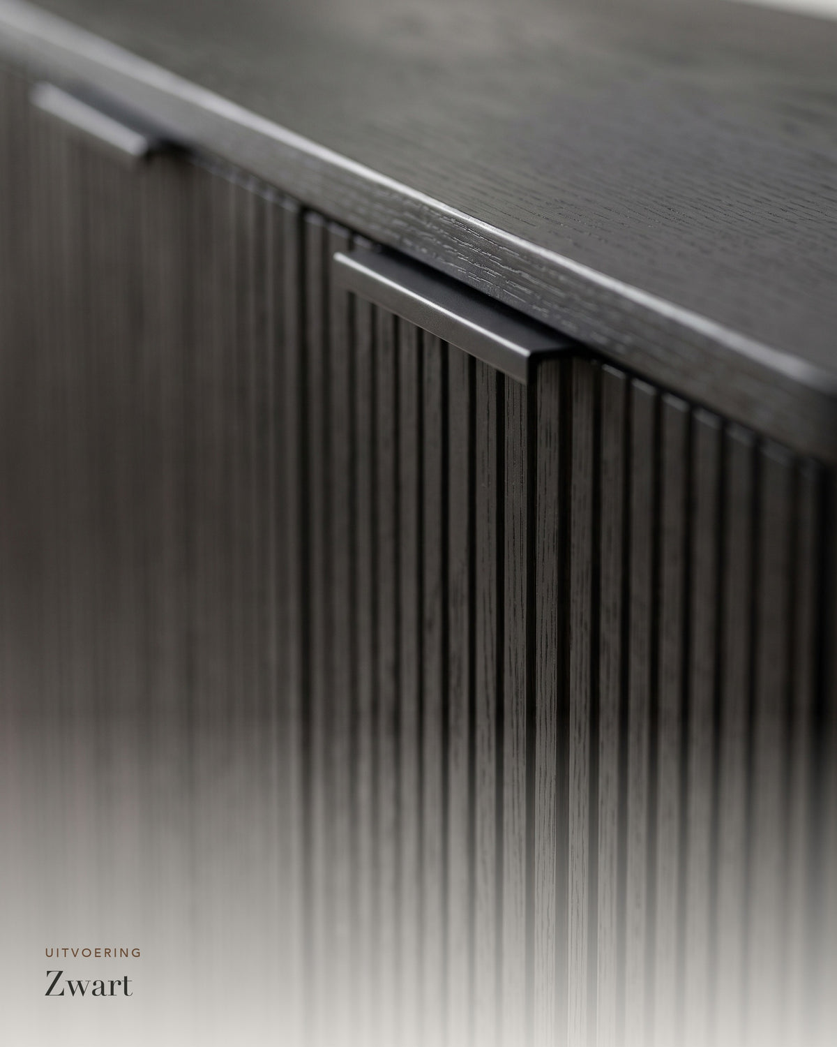 Luncera dressoir 4-deurs 210 cm in zwart, close-up van de ribbels en greep in zwart