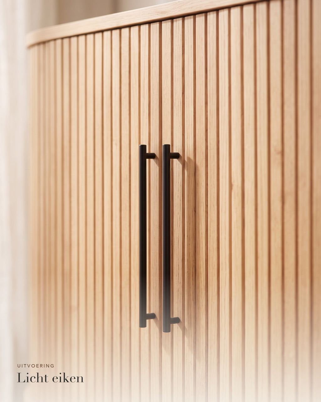 Luncera dressoir afgerond 140 cm in licht eiken, close-up van de ribbels en grepen in licht eiken