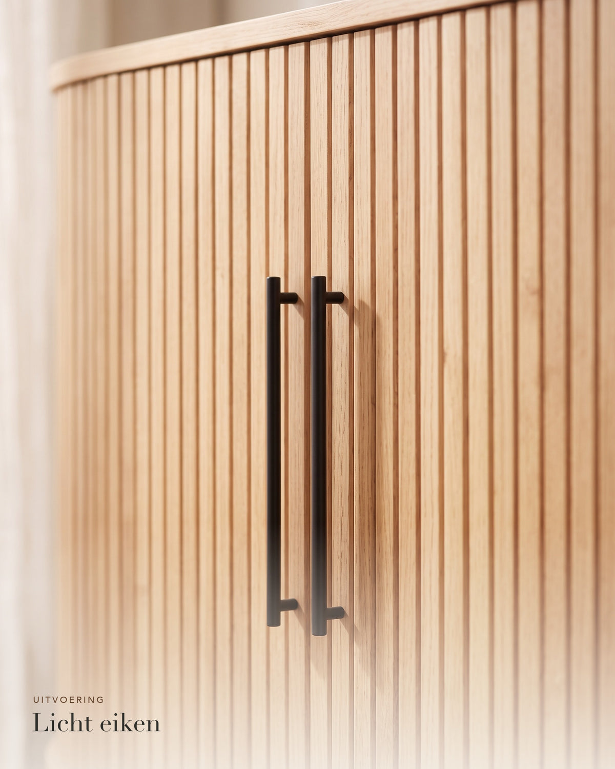 Luncera dressoir afgerond 140 cm in licht eiken, close-up van de ribbels en grepen in licht eiken
