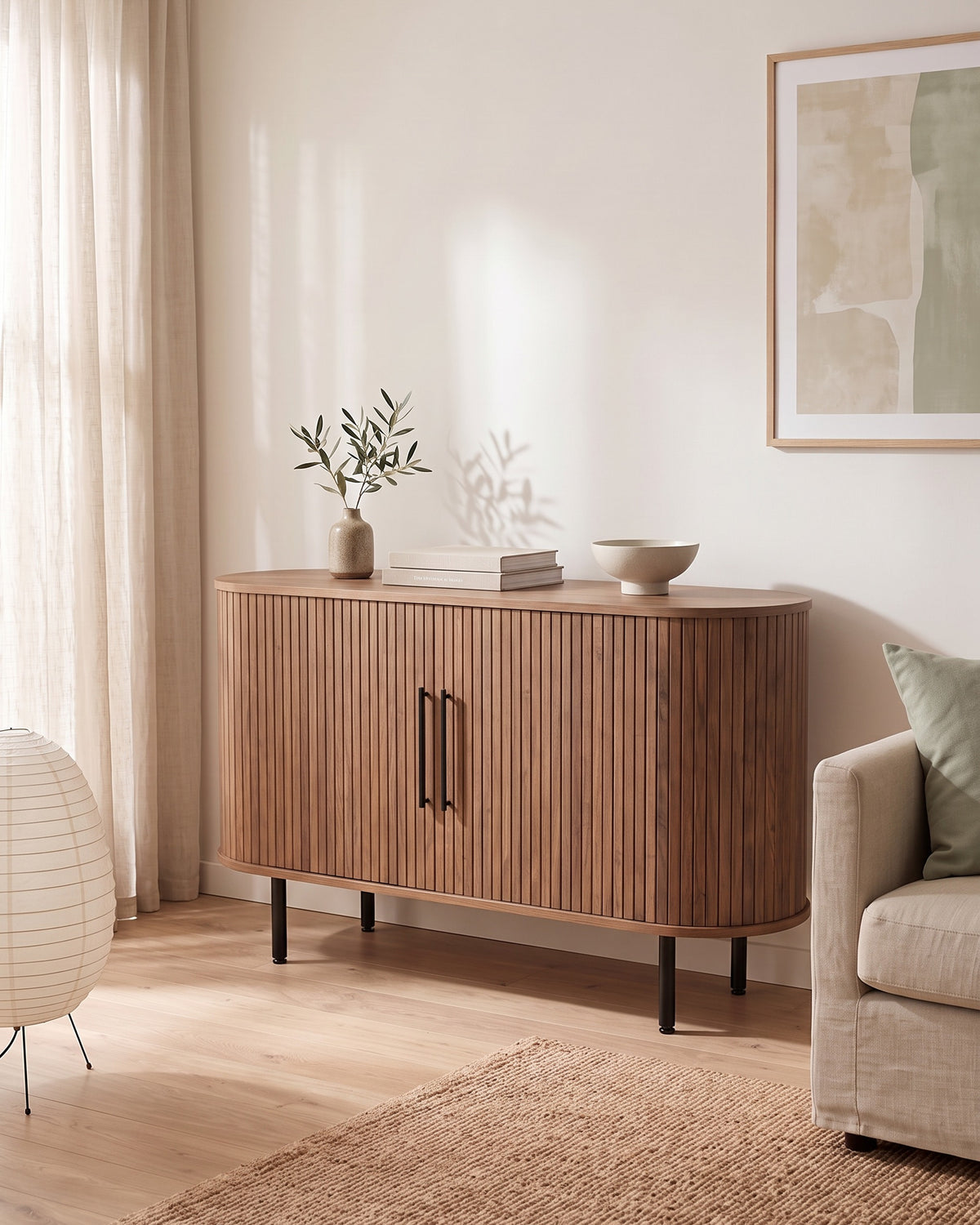 Luncera dressoir afgerond 140 cm in walnoot, in gebruik in het interieur