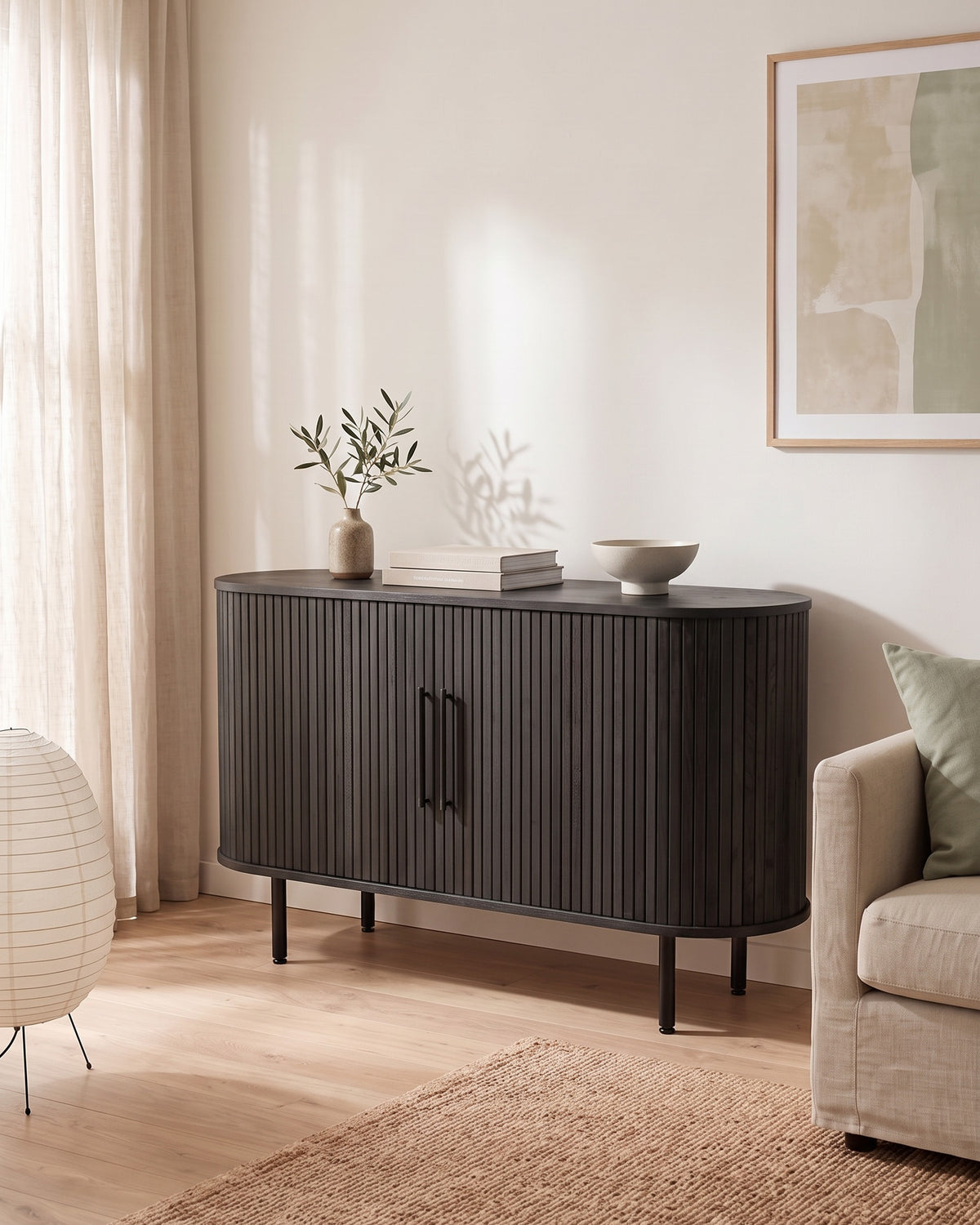 Luncera dressoir afgerond 140 cm in zwart, sfeerbeeld in een lichte woonkamer