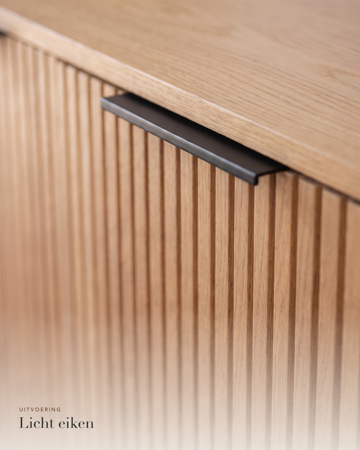 Luncera dressoir recht 3-deurs 160 cm in licht eiken, close-up van de ribbels en greep in licht eiken