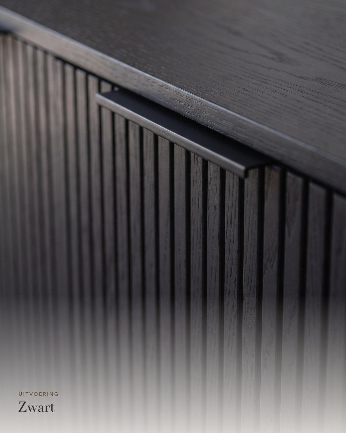 Luncera dressoir recht 3-deurs 160 cm in zwart, close-up van de ribbels en greep in zwart