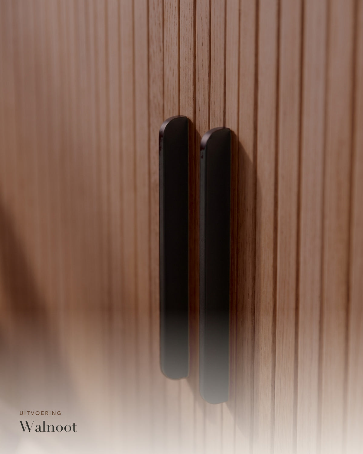 Luncera dressoir retro ovaal 160 cm in walnoot, close-up van de ribbels en grepen in walnoot