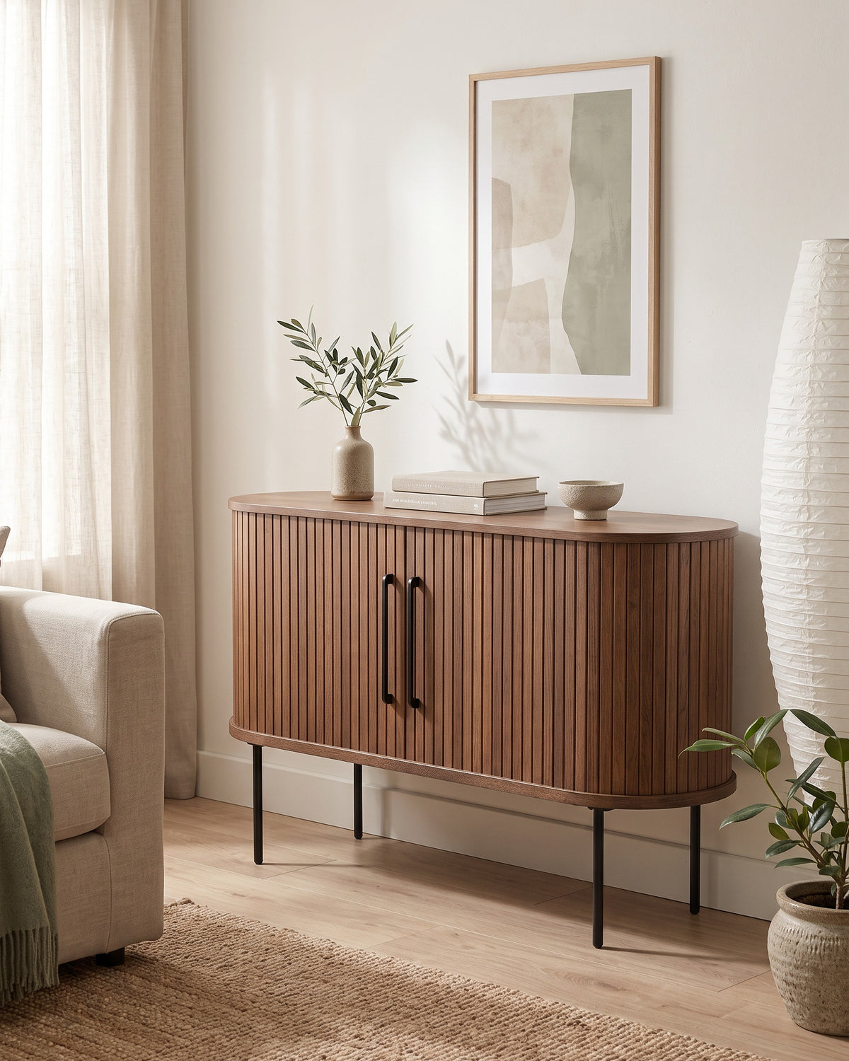 Luncera dressoir walnoot ribbel 140 cm, sfeerbeeld in een lichte woonkamer