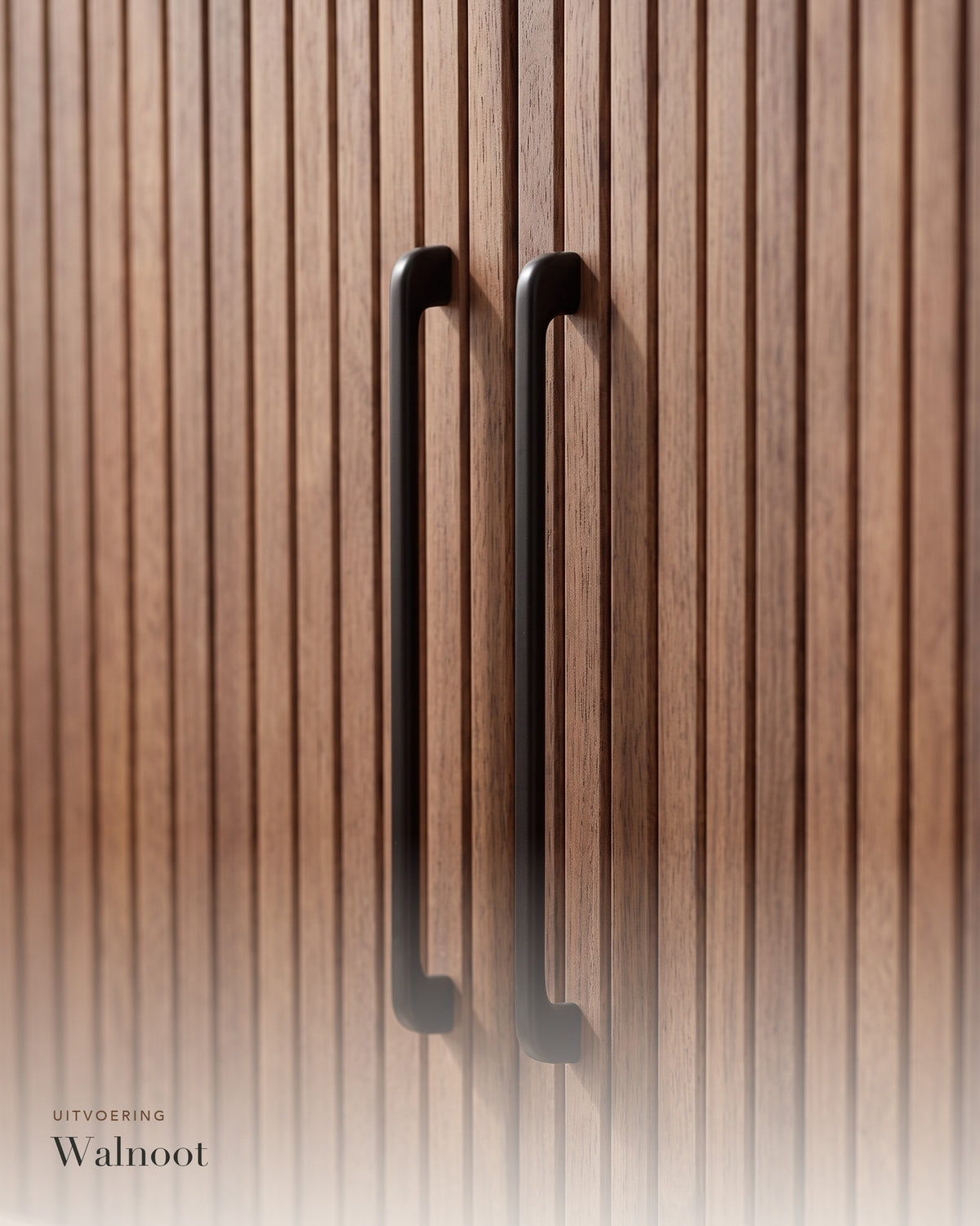 Luncera dressoir walnoot ribbel 140 cm, close-up van de ribbels en grepen in walnoot