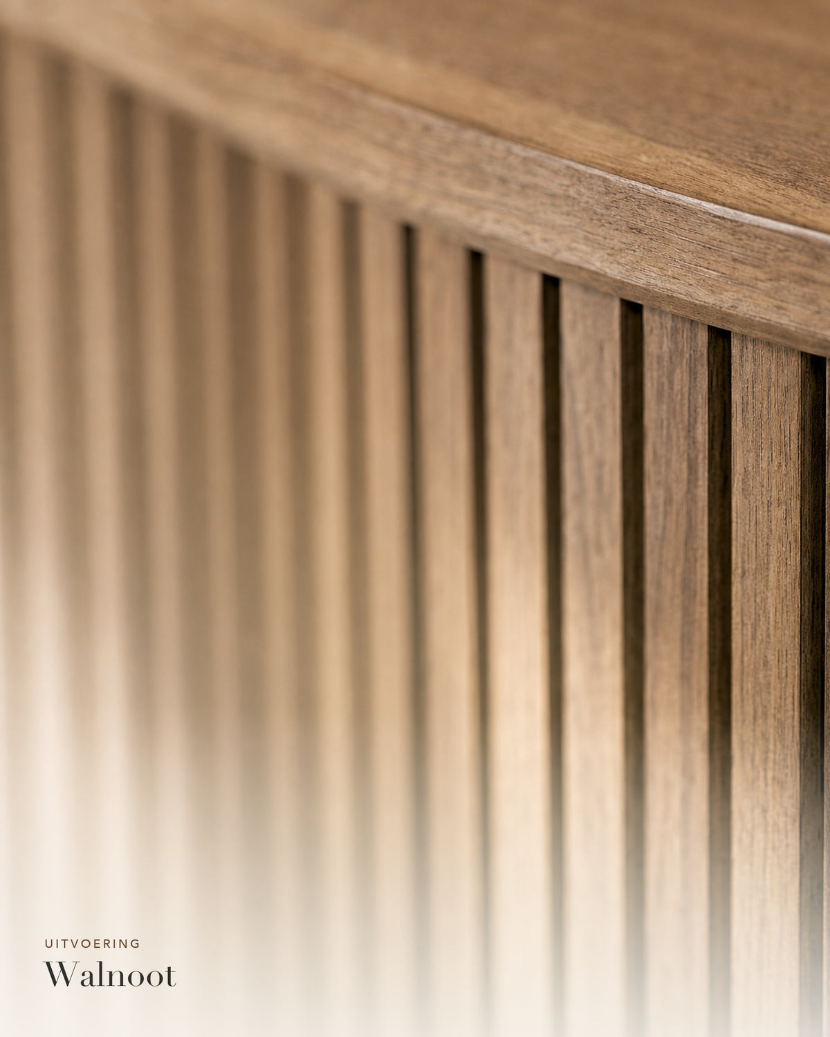 Luncera El dressoir walnoot, close-up van de lamellen rond de afgeronde zijkant