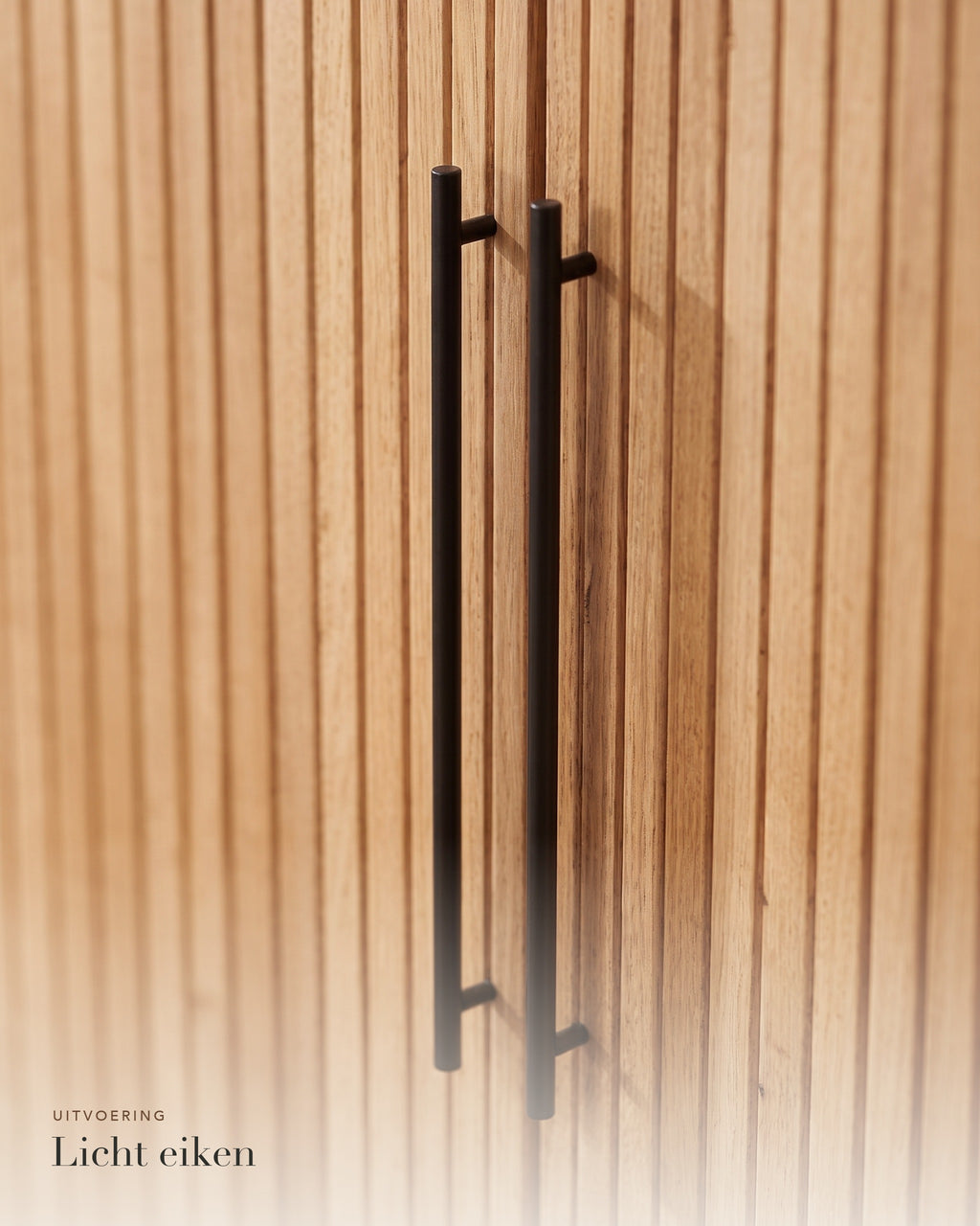 Luncera kast 2-deurs 118 cm in licht eiken, close-up van de ribbels en grepen in licht eiken