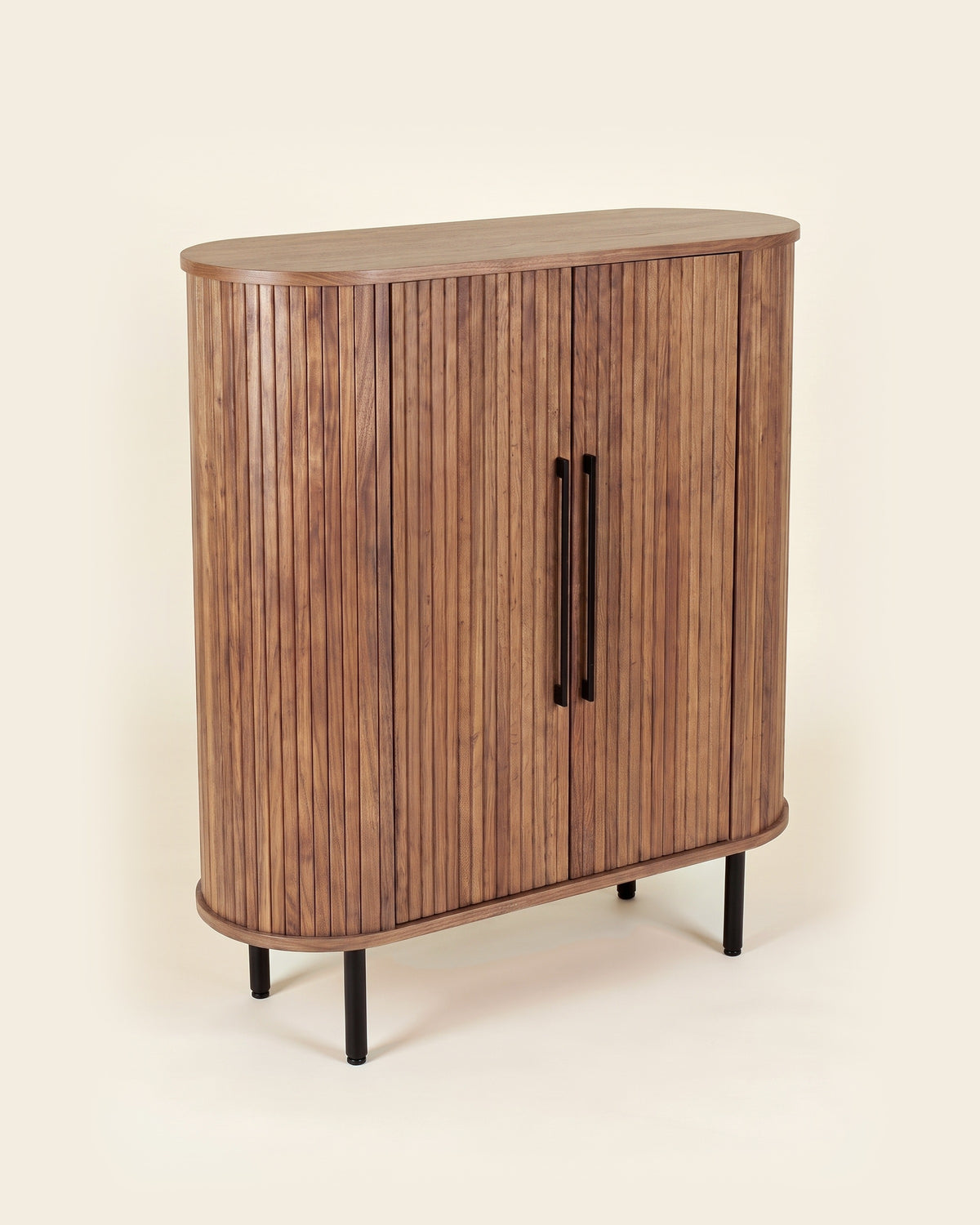 Luncera kast 2-deurs 118 cm in walnoot, productfoto op crème achtergrond