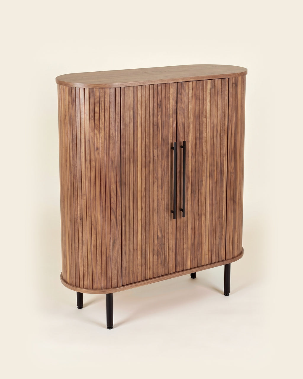 Luncera kast 2-deurs 118 cm in walnoot, productfoto op crème achtergrond