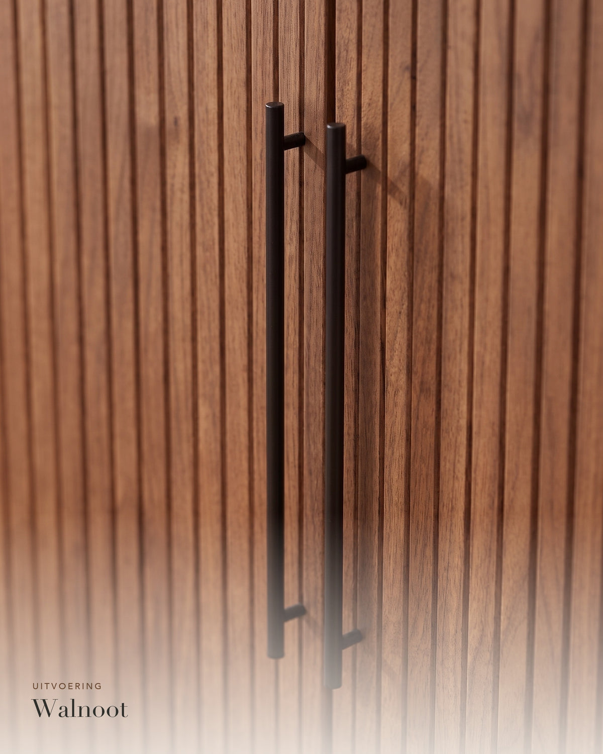 Luncera kast 2-deurs 118 cm in walnoot, close-up van de ribbels en grepen in walnoot