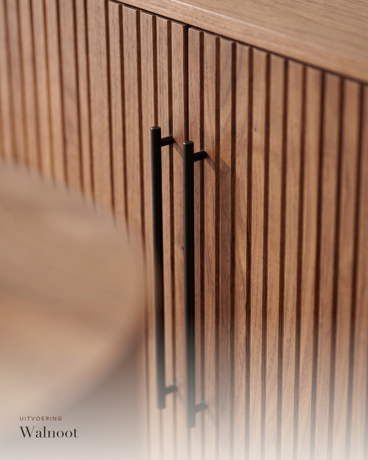 Luncera kast 2-deurs 118 cm in walnoot, close-up van de ribbels en grepen in walnoot