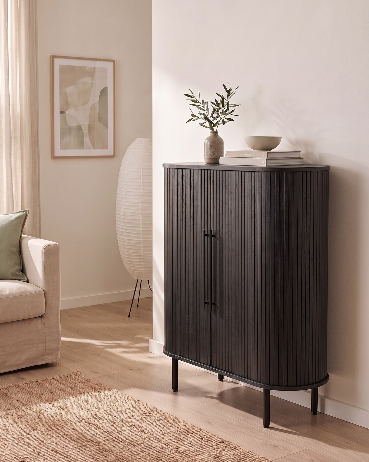 Luncera kast 2-deurs 118 cm in zwart, in gebruik in het interieur