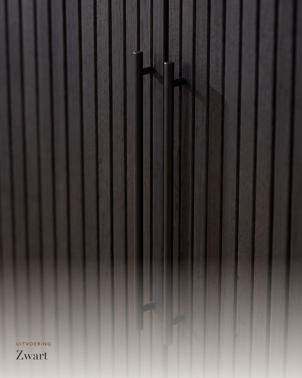 Luncera kast 2-deurs 118 cm in zwart, close-up van de ribbels en grepen in zwart