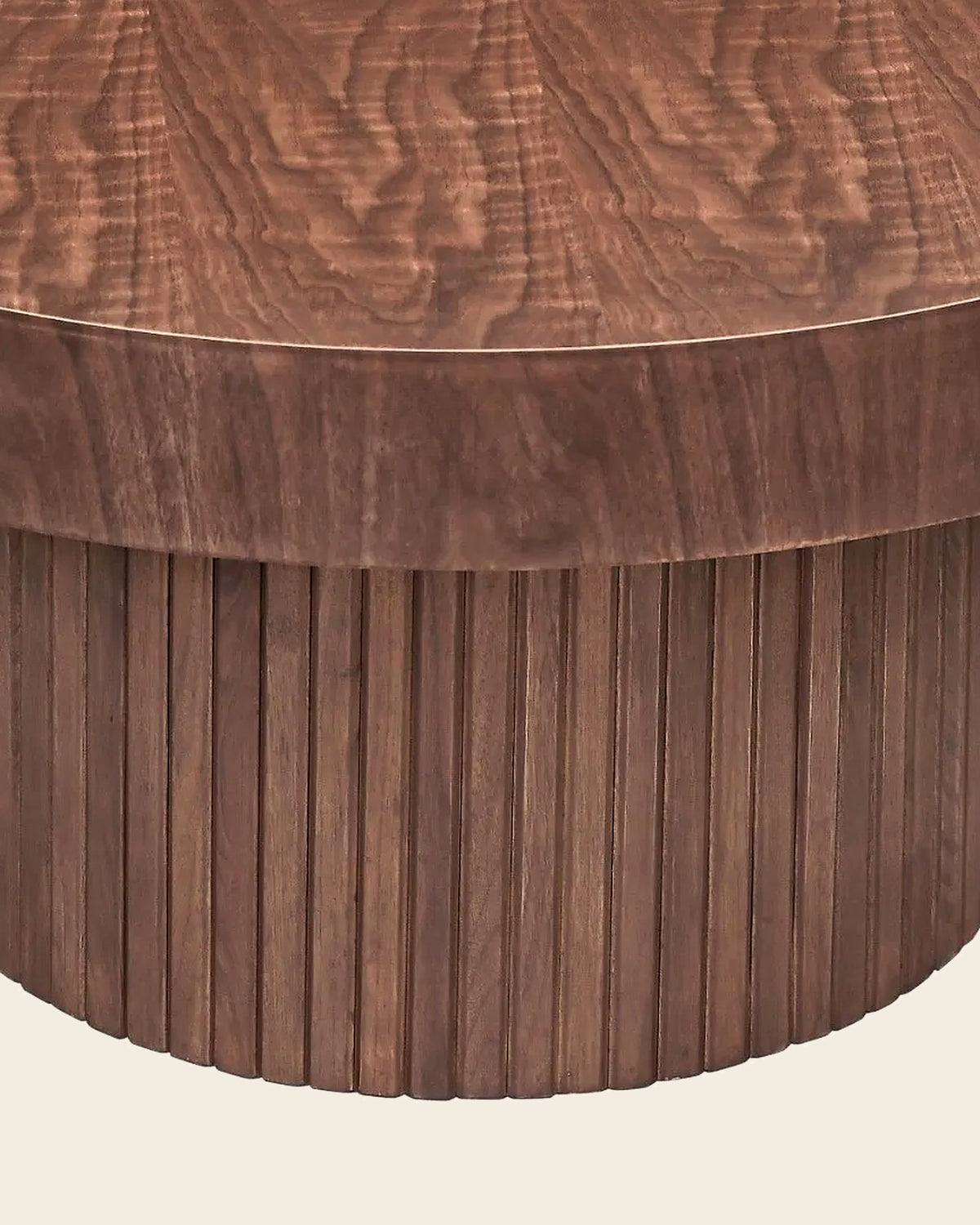 El ronde salontafel lamellen Ø90 – close-up van het materiaal – Walnoot