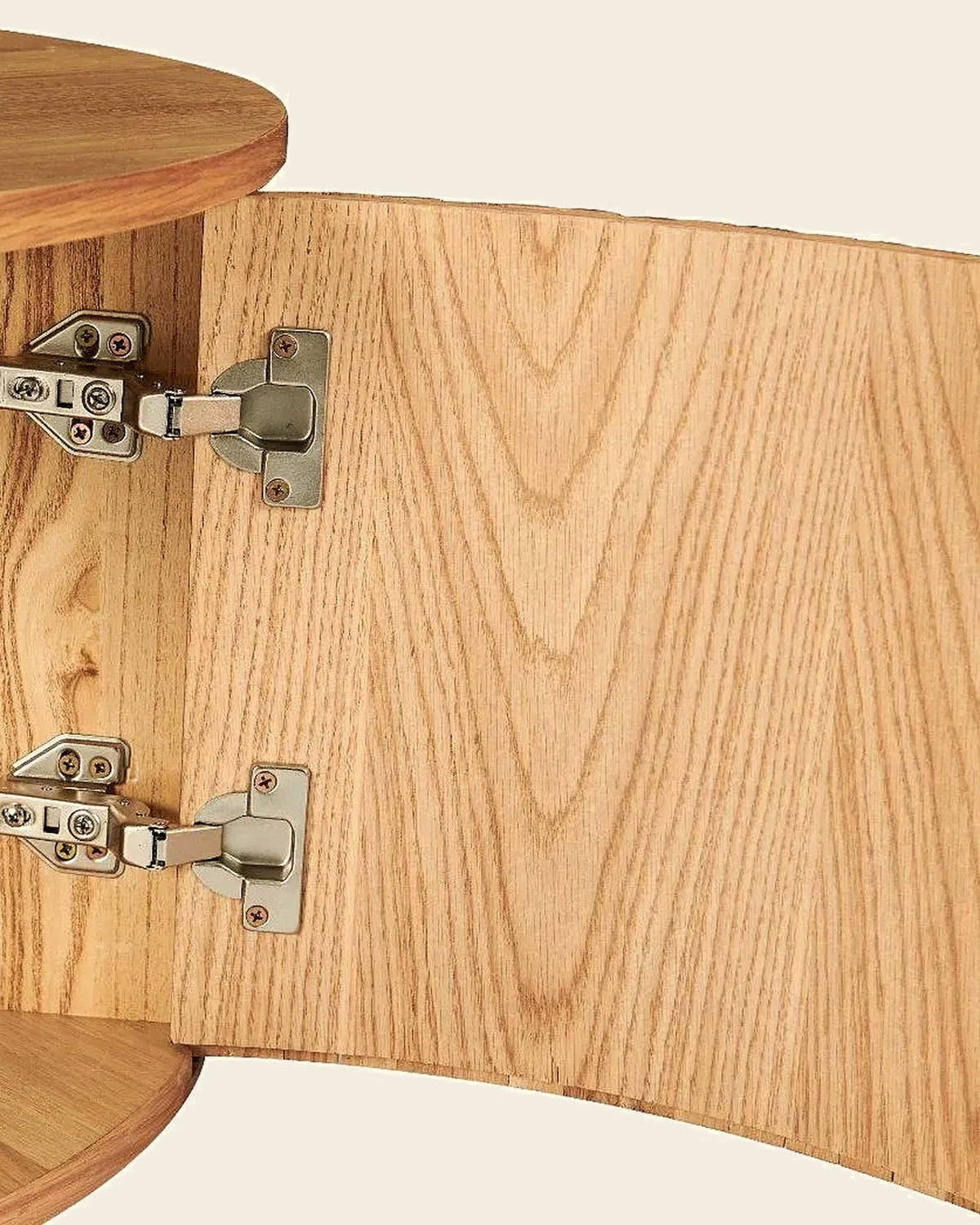 El ronde salontafel met deur lamellen – close-up van het materiaal – Licht eiken