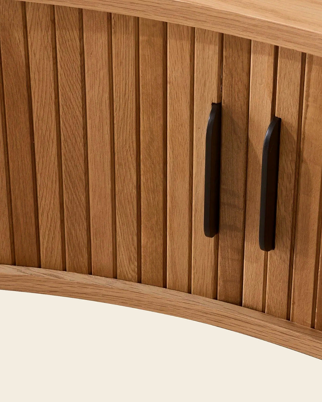 El ovale salontafel lamellen op pootjes – close-up van het materiaal – Licht eiken