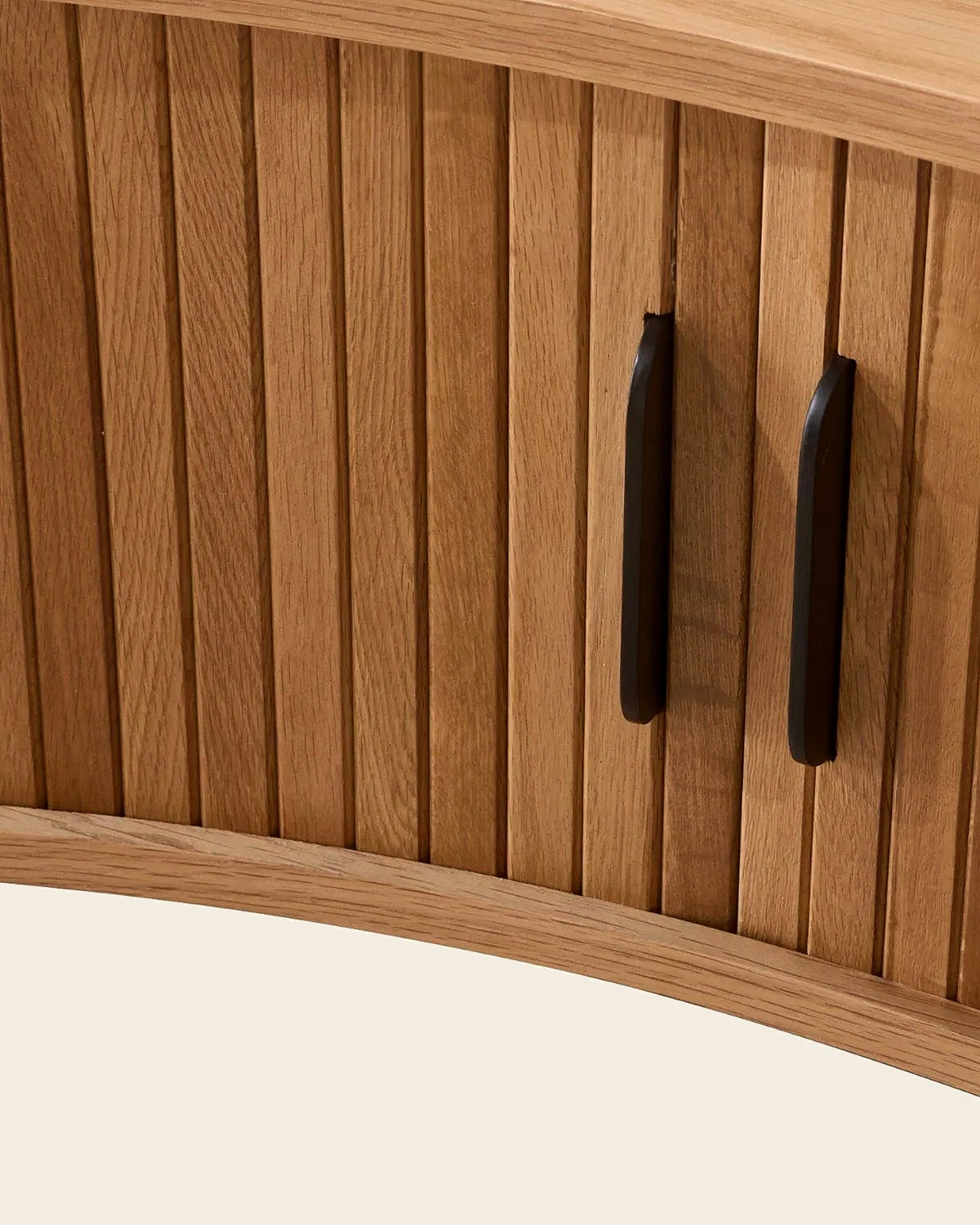 El ovale salontafel lamellen op pootjes – close-up van het materiaal – Licht eiken