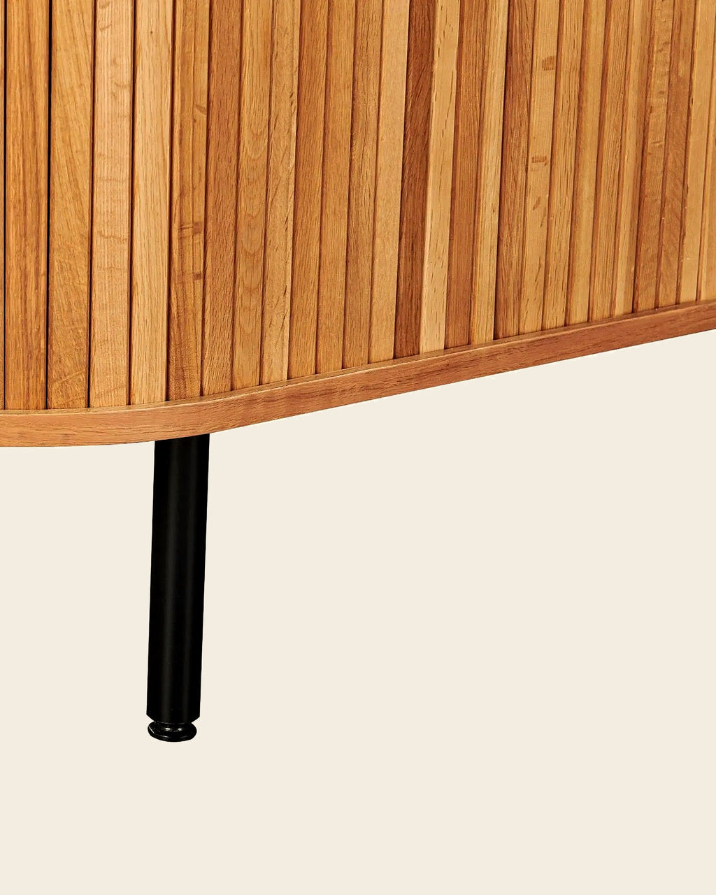 El dressoir lamellen ovaal – close-up van het materiaal – Licht eiken