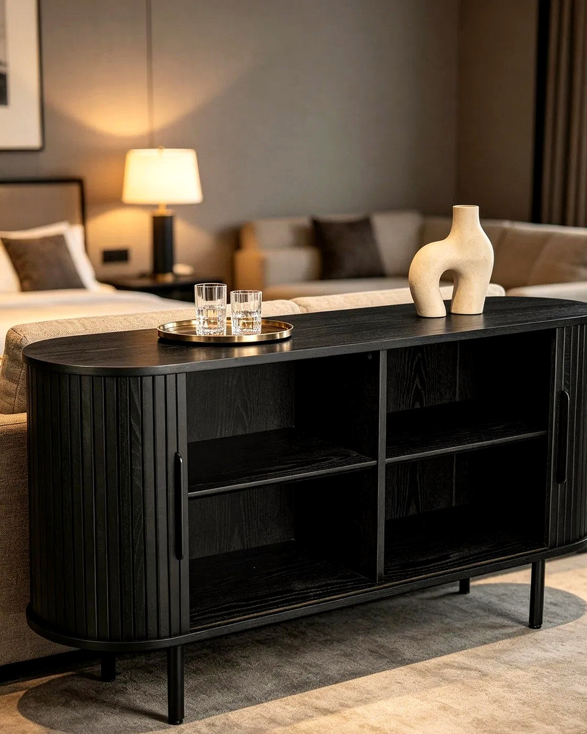 El dressoir lamellen ovaal – in de woonkamer – Zwart