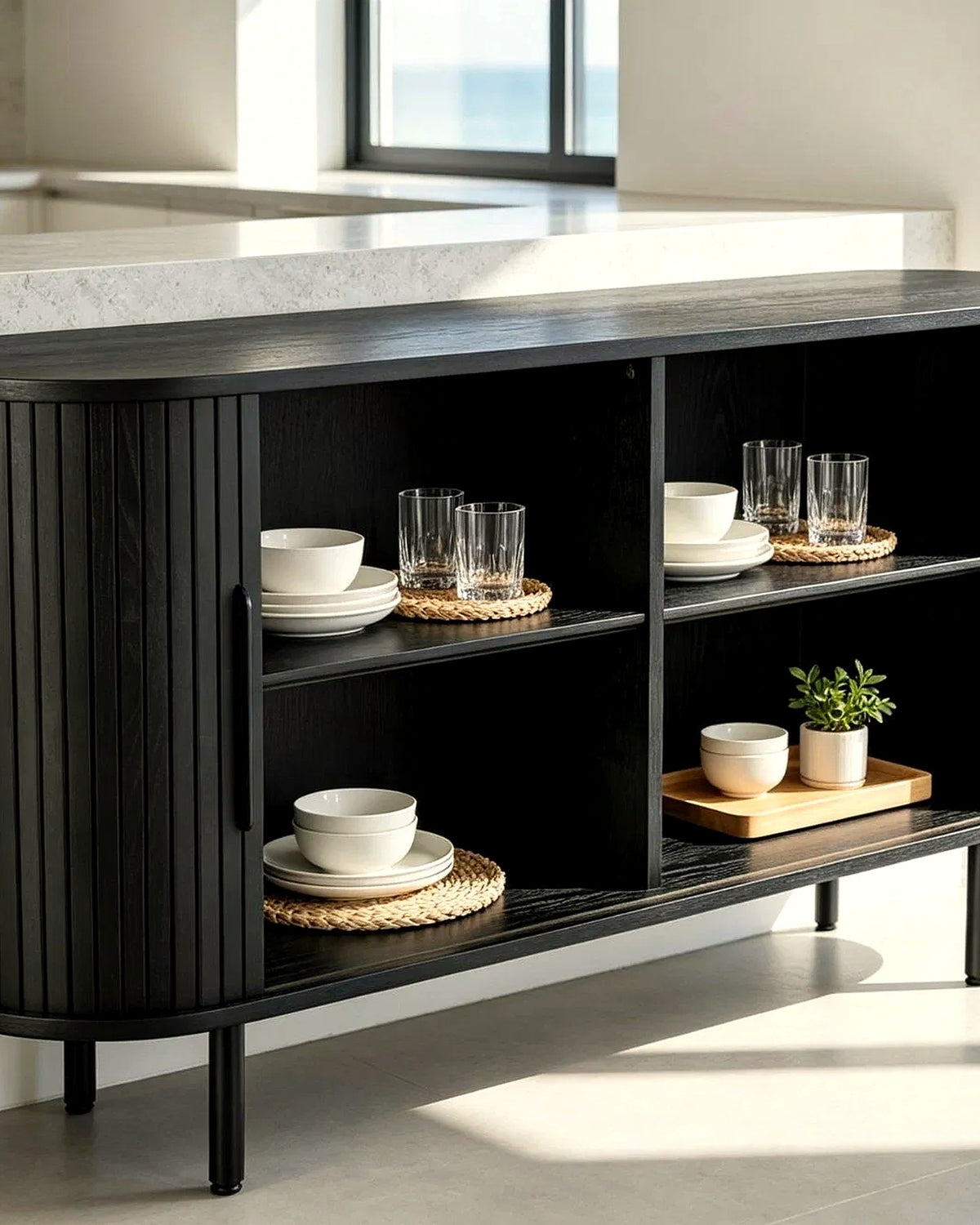 El dressoir lamellen ovaal – in het interieur – Zwart