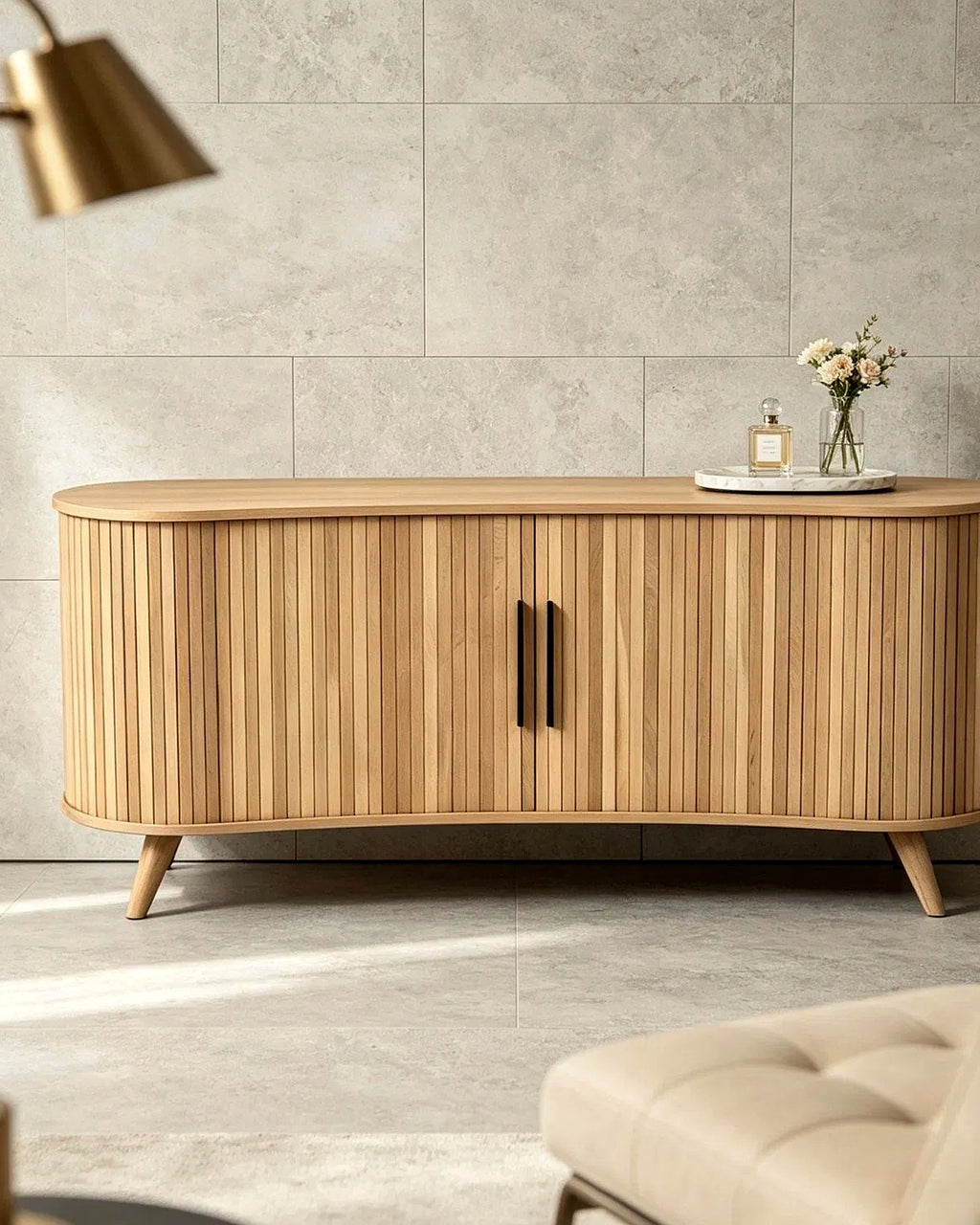 El dressoir lamellen ovaal op houten poten – in de woonkamer – Licht eiken