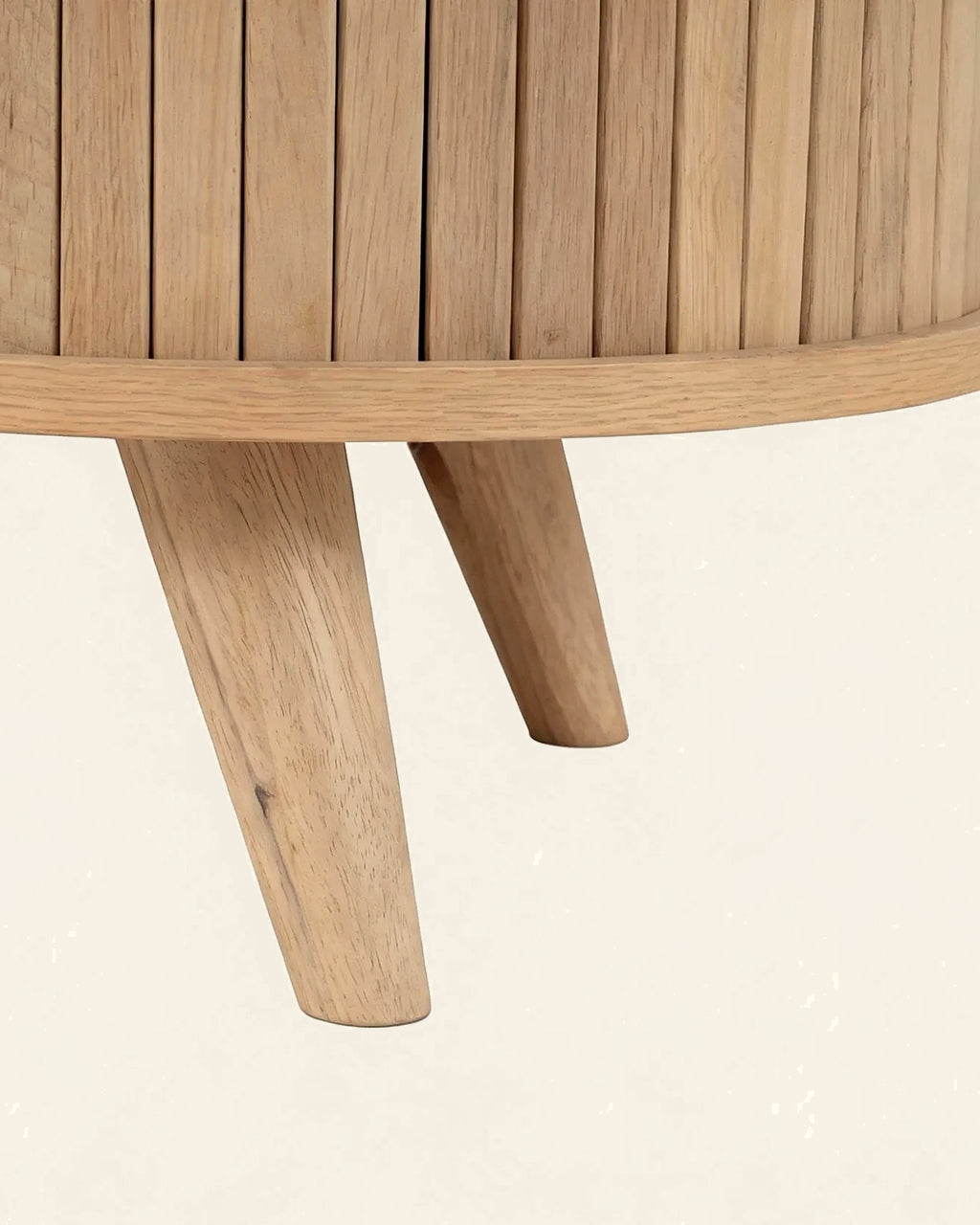 El dressoir lamellen ovaal op houten poten – close-up van het materiaal – Licht eiken