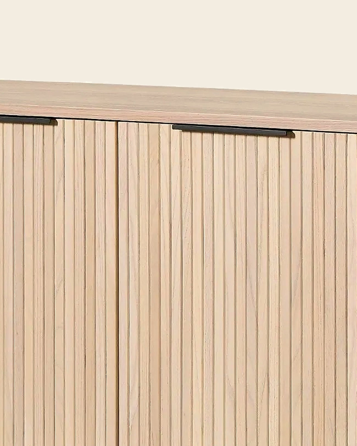 El lang dressoir lamellen 210 cm – close-up van het materiaal – Licht eiken