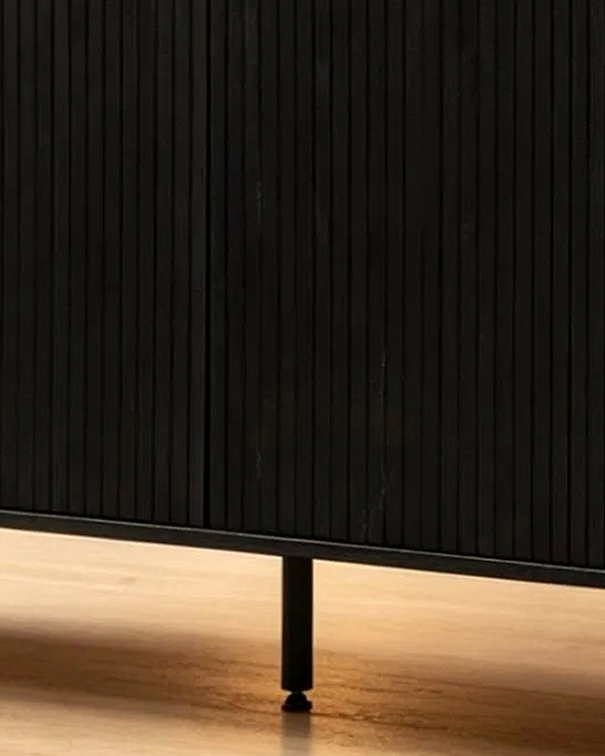 El lang dressoir lamellen 210 cm – close-up van het materiaal – Zwart