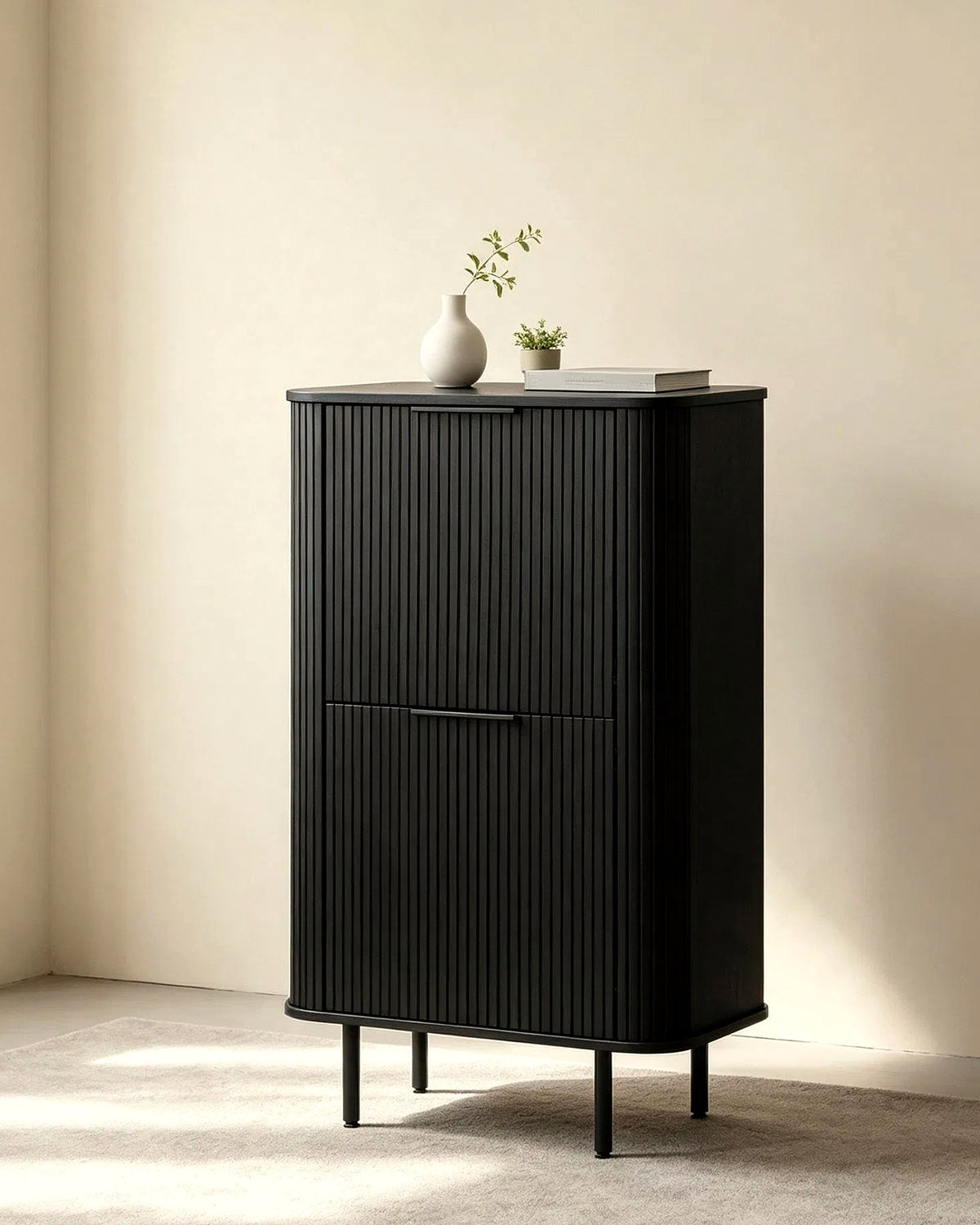 Mud hoge kast lamellen 140 cm – in het interieur – Zwart