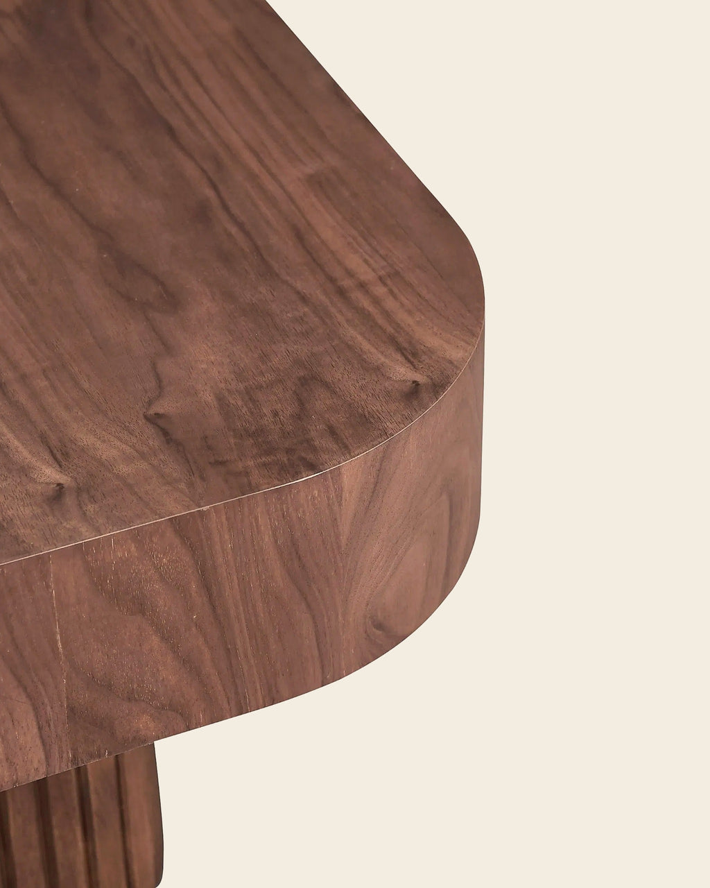 El vierkante salontafel lamellenvoet walnoot – close-up van het materiaal – Walnoot
