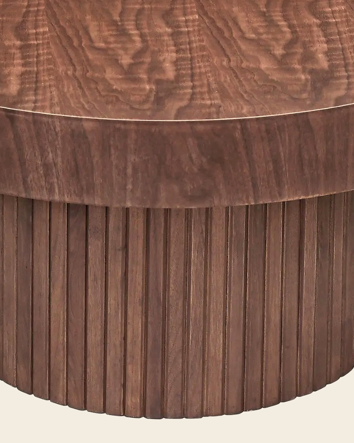 El ronde salontafels set van 2 – close-up van het materiaal – Walnoot