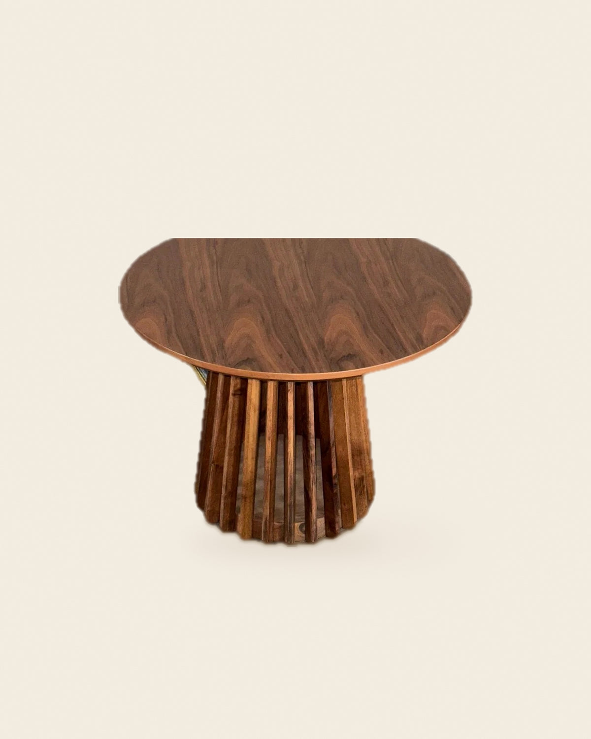 El ronde bijzettafel spijlenvoet walnoot – vooraanzicht – Walnoot