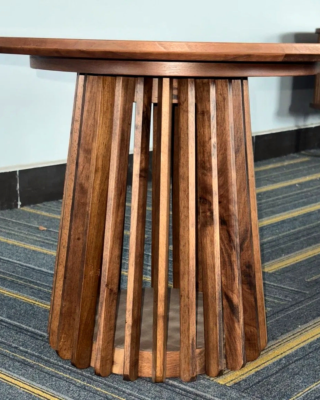 El ronde bijzettafel spijlenvoet walnoot – in het interieur – Walnoot