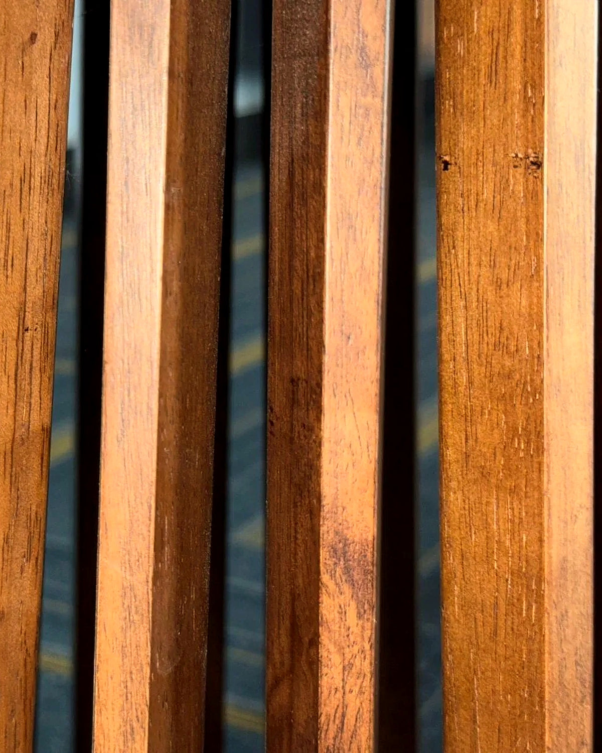El ronde bijzettafel spijlenvoet walnoot – close-up van het materiaal – Walnoot