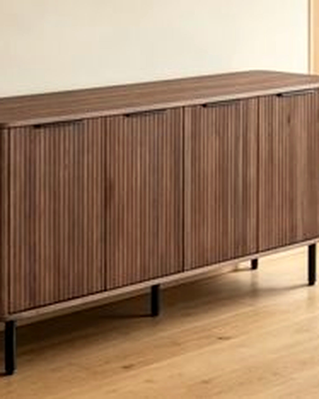 El lang dressoir lamellen walnoot – in de woonkamer – Walnoot